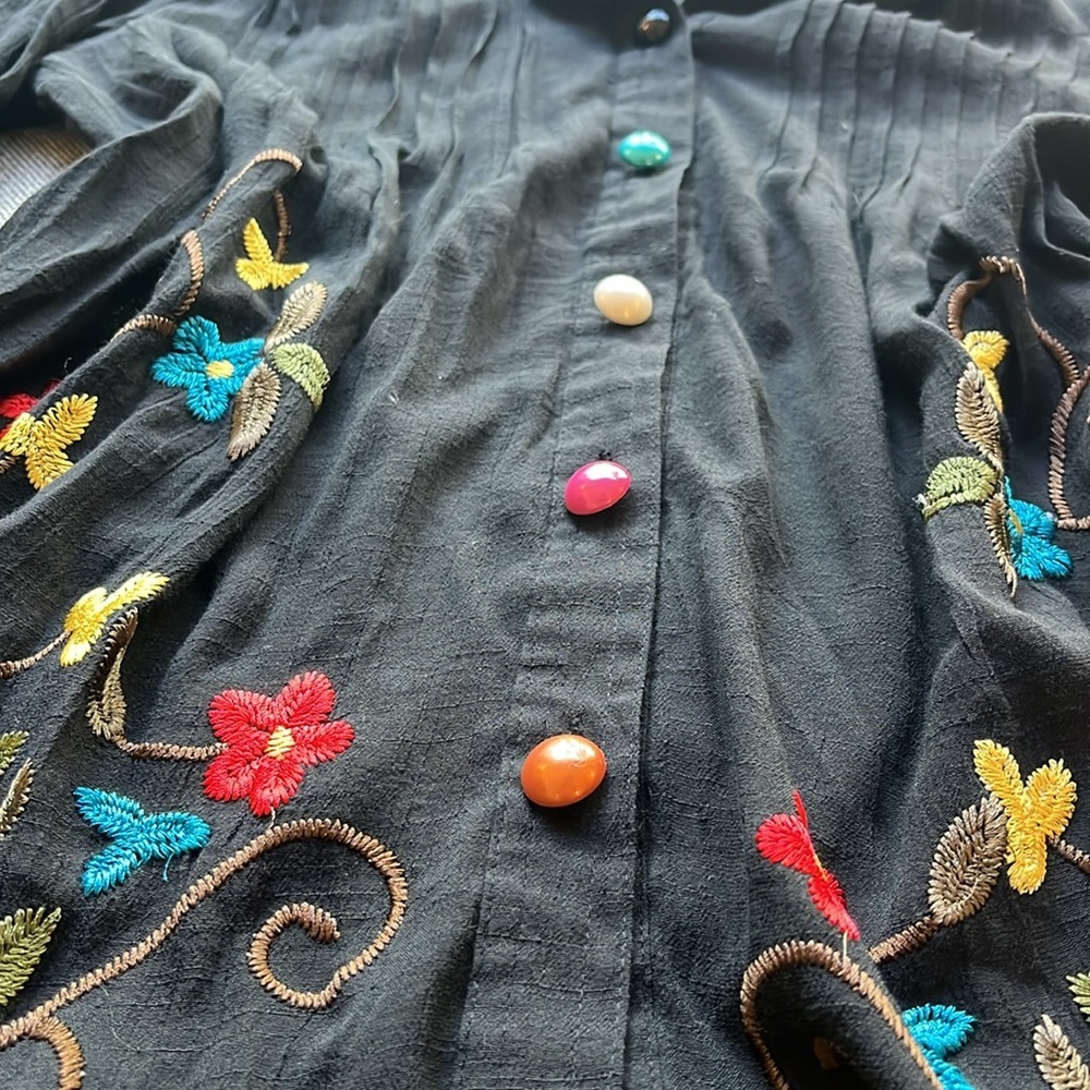 Vintage embroidered Floral Top with colorful buttons - Picture 3 of 17